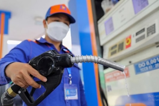 Giá xăng RON 95 giảm về dưới 21.000 đồng/lít