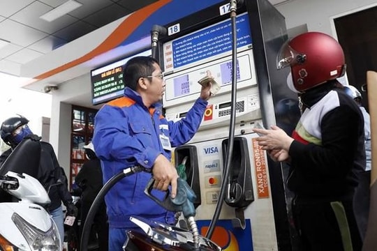 Giá xăng tiếp tục giảm sâu