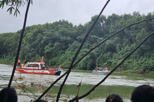 Hiện trường vụ xe rác rơi xuống cầu khiến hai người mất tích