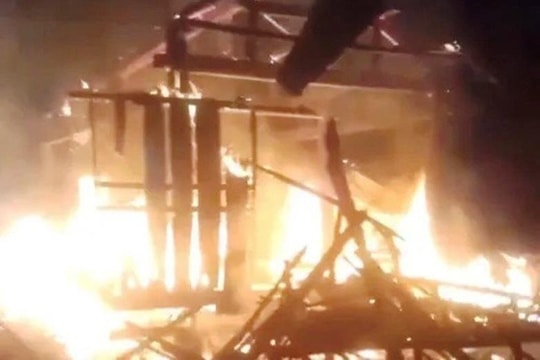 Quảng Ngãi: Một nhà dân bị 'bà hỏa' thiêu rụi trong đêm