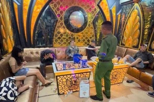 Nhân viên cùng khách bị bắt quả tang khi đang "bay lắc"