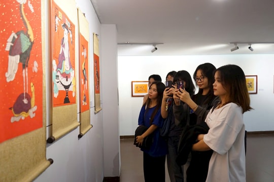 Ấn tượng với triển lãm 'Tranh dân gian Việt Nam'