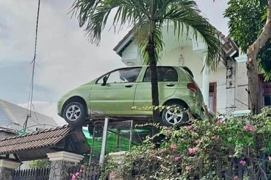 Chủ nhà hạ ô tô ‘treo’ trên cổng sau khi gây xôn xao dư luận