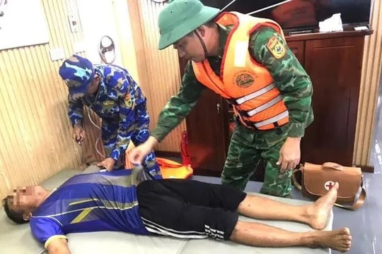 Cứu 5 ngư dân bị chìm thuyền