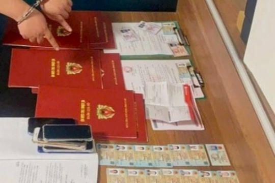 Làm giả thẻ ngành công an, quân đội để lừa tiền ngân hàng