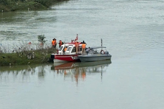Mở rộng phạm vi tìm kiếm hai 2 người mất tích trong vụ xe rác rơi xuống sông