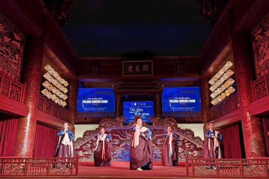 Nghệ sĩ Hàn Quốc biểu diễn múa tại nhà hát Duyệt Thị Đường - Đại nội Huế