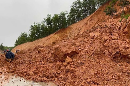 Bình Định: Sạt lở nghiêm trọng chắn ngang đường, chính quyền tạm thời cấm lưu thông