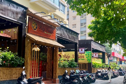 Phường Yên Hòa (quận Cầu Giấy): Nhà hàng  lấn chiếm hành lang tòa nhà để kinh doanh
