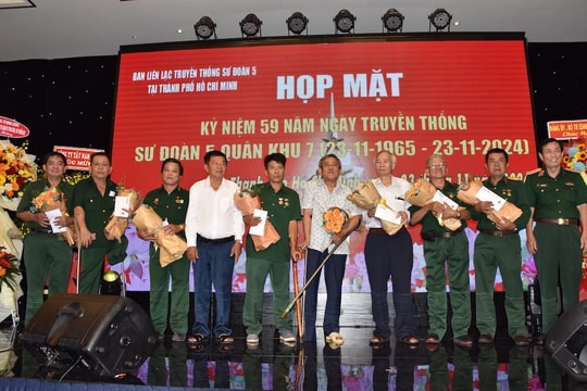 Xúc động hình ảnh anh thương binh ‘rơi chân’