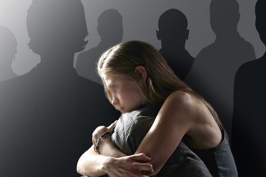 Người cha rủ rê nhiều người cưỡng hiếp con gái bị tuyên 20 năm tù