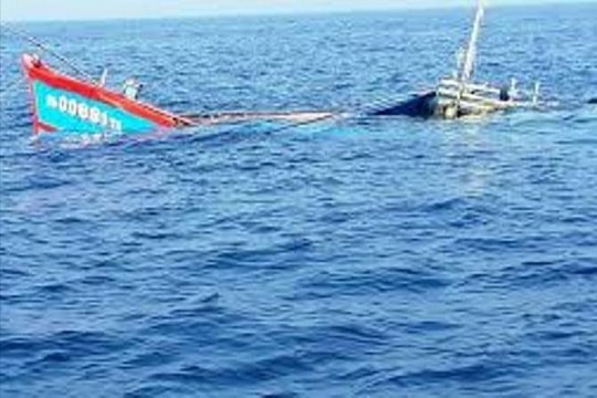 Sóng đánh chìm tàu, 4 ngư dân rơi xuống biển