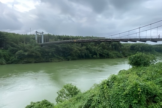 Xe chở rác rơi khỏi cầu treo ở Huế, 2 thi thể được tìm thấy