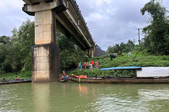 Tìm thấy một thi thể nạn nhân mất tích trong vụ xe rác rơi xuống sông