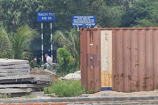 Thi thể người đàn ông đang phân hủy trôi trên sông