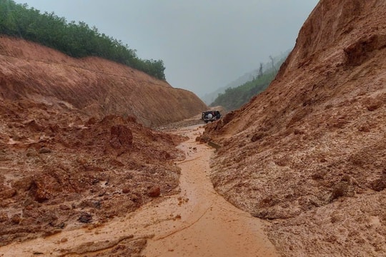 Bình Định: Nhiều tuyến đường trên địa bàn huyện An Lão bị sạt lở, ngập do mưa lũ