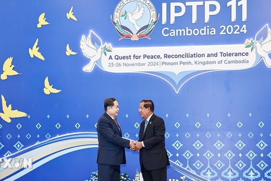 Chủ tịch Quốc hội chào xã giao lãnh đạo Campuchia tại Phiên họp IPTP 11