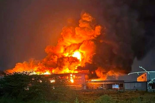 Cháy lớn tại Công ty Đông A ở Khu công nghiệp Tràng Duệ