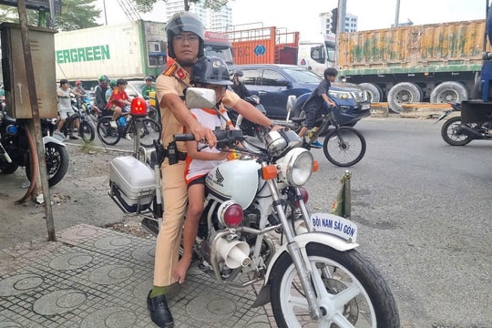 Tìm người nhà cho bé trai bị câm điếc đi lạc ở TP.HCM