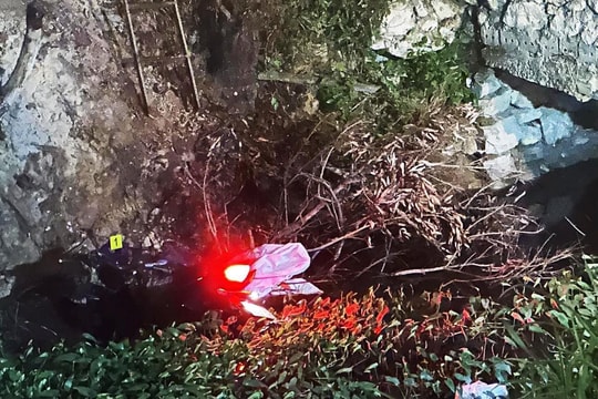 Huyện Chương Mỹ (Hà Nội): Xe máy lao xuống mương, 3 người trong một gia đình tử vong