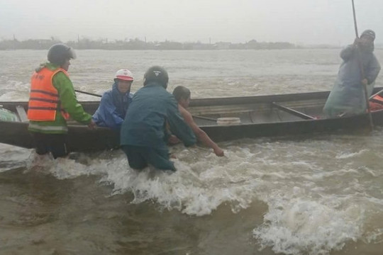 Kịp thời cứu người bị nước cuốn trôi