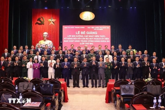 Bế giảng Lớp bồi dưỡng cán bộ quy hoạch Ủy viên Trung ương Đảng khóa XIV