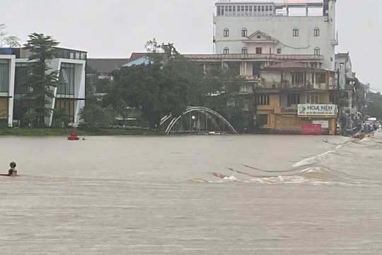 TT-Huế: Mưa lớn ở thượng nguồn, mực nước sông lên nhanh, học sinh toàn tỉnh được nghỉ học ngày 25/11