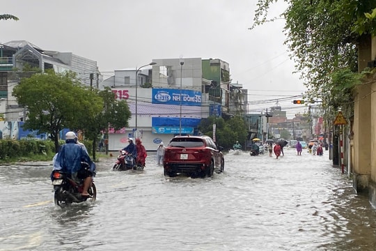 Nhiều tuyến đường ở Huế bị ngập lụt khiến giao thông ách tắc