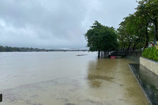 TT-Huế: Sơ tán nhiều hộ dân đến nơi an toàn, đề phòng sạt lở đất