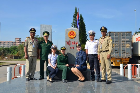 Tô thắm tình hữu nghị Tây Ninh - Campuchia qua đường biên giới