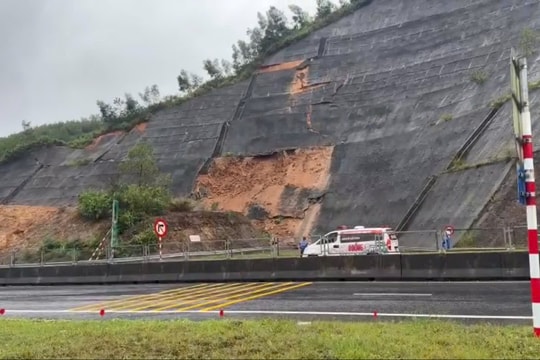 Mưa lớn làm sạt lở trên tuyến cao tốc La Sơn – Tuý Loan