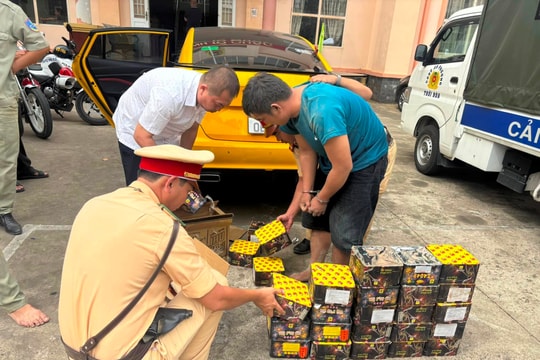 Vận chuyển pháo lậu chạy trốn 20km, ép xe cảnh sát giao thông