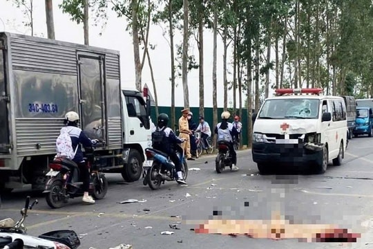 Nam sinh lớp 11 tử vong sau va chạm với xe cứu thương