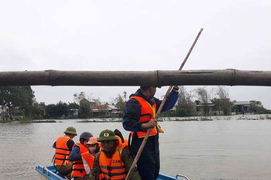 Người dân được lực lượng chức năng đưa đi cấp cứu kịp thời trong lũ