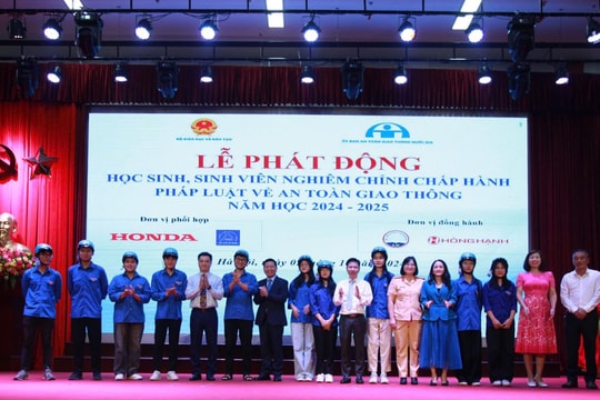 Quỹ bảo hiểm xe cơ giới trao tặng 500 mũ bảo hiểm đạt chuẩn cho học sinh