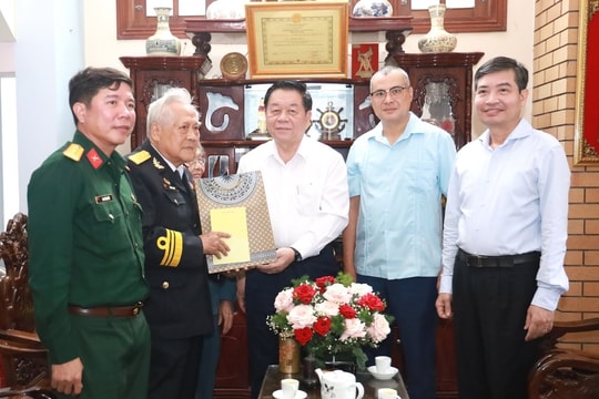 Trưởng Ban Tuyên giáo Trung ương thăm các nhân chứng lịch sử bến Tàu Không số