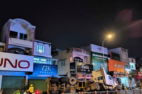 Container lật lúc rạng sáng, giao thông ùn ứ