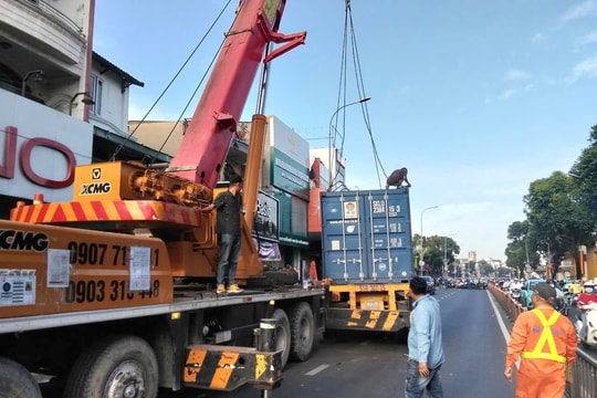 Container lật trúng xe rác, người đi đường hú vía
