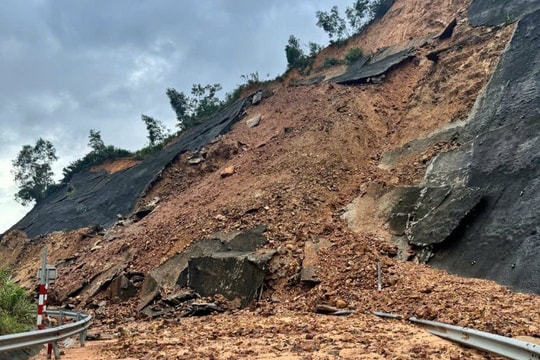 Giao thông bị ách tắc sau sạt lở cao tốc La Sơn - Túy Loan