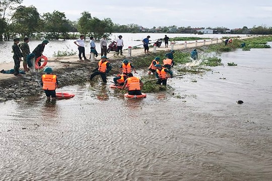Triển khai nhiều biện pháp xử lý môi trường sau ngập lụt