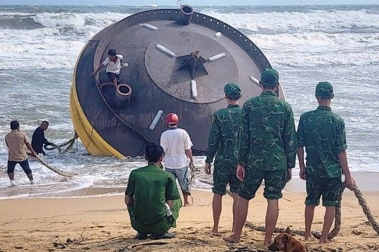 Quảng Ngãi: Vật thể lạ có dòng chữ nước ngoài trôi dạt vào bờ biển