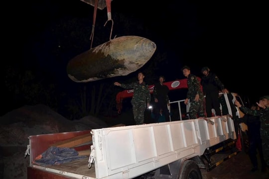 Di dời quả bom chứa hơn 800kg thuốc nổ TNT gần cầu Long Biên