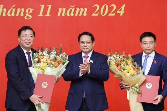 Thủ tướng trao quyết định bổ nhiệm và giao nhiệm vụ cho 2 tân Bộ trưởng