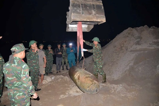 Hà Nội: Phát hiện, xử lý quả bom nặng hơn 1,3 tấn ở gần cầu Long Biên