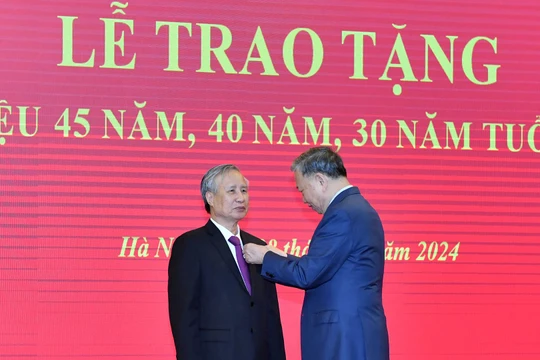 Trao Huy hiệu 45 năm tuổi Đảng tặng đồng chí Trần Quốc Vượng