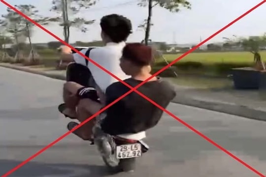 Con "bốc đầu" xe máy, bố bị xử phạt vì lỗi giao xe