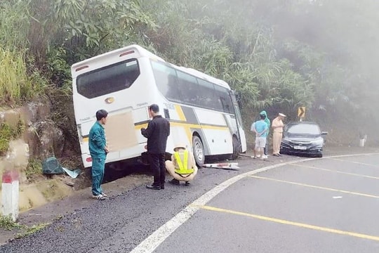 Xe khách bị nạn trên đèo Khánh Lê, 21 người nước ngoài bị thương