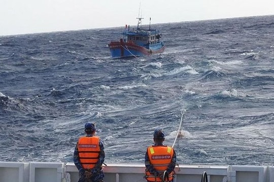 Giải cứu tàu cá Quảng Ngãi hỏng máy ở Trường Sa
