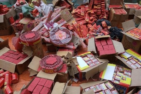 Đủ chiêu trò buôn pháo lậu gần Tết