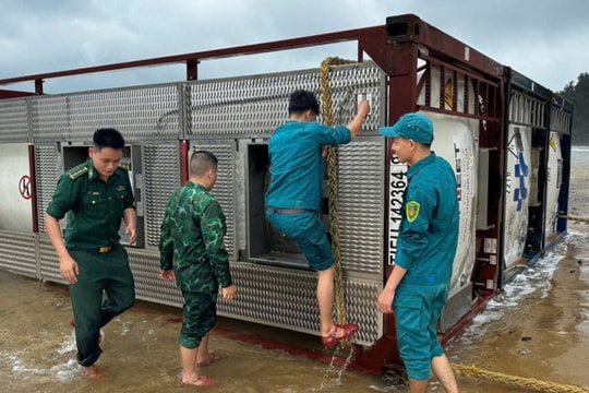 Quảng Ngãi: Phát hiện ba bồn kim loại lạ có cảnh báo nguy hiểm dạt vào bờ biển